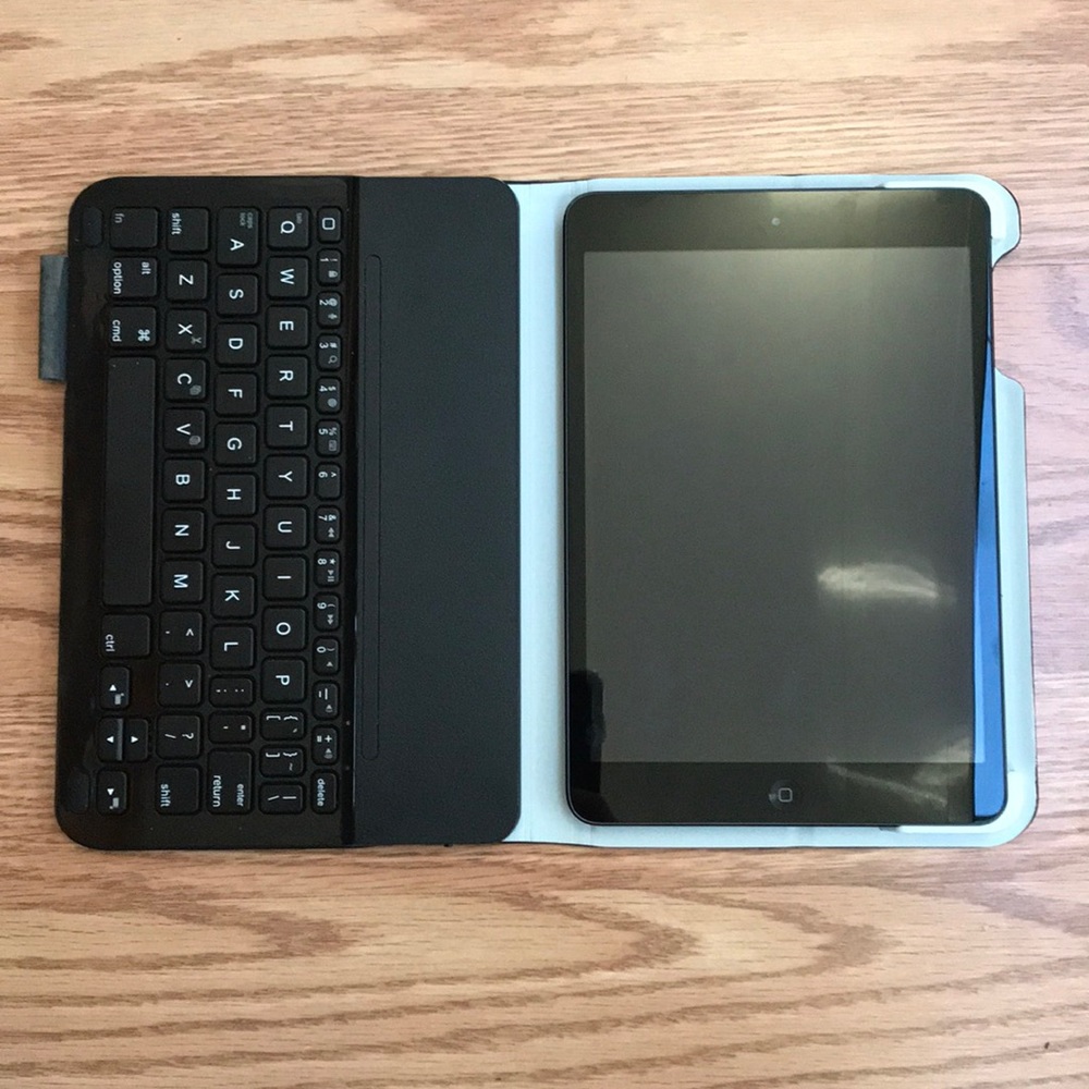 SHIP TODAY!! iPad & Case Bundle